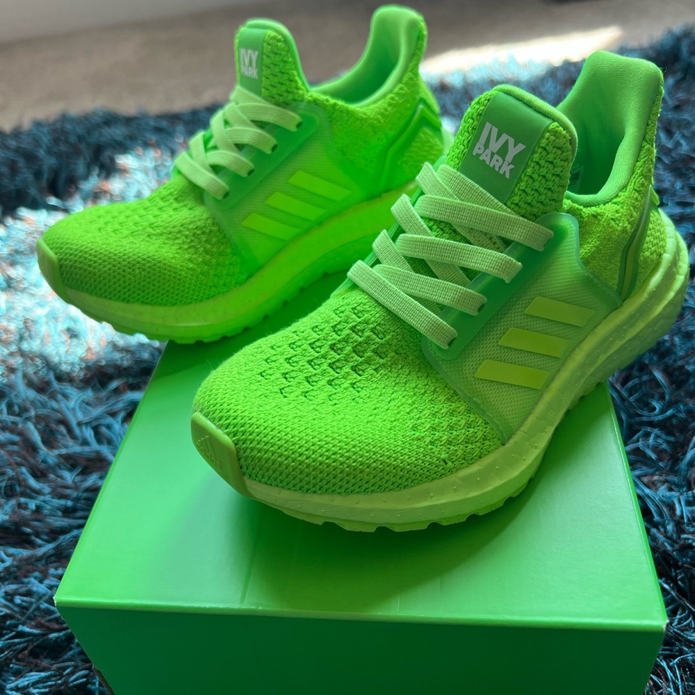 Like new, Limited Edition, PARK IVY Toddler Solar Green in mint condition.